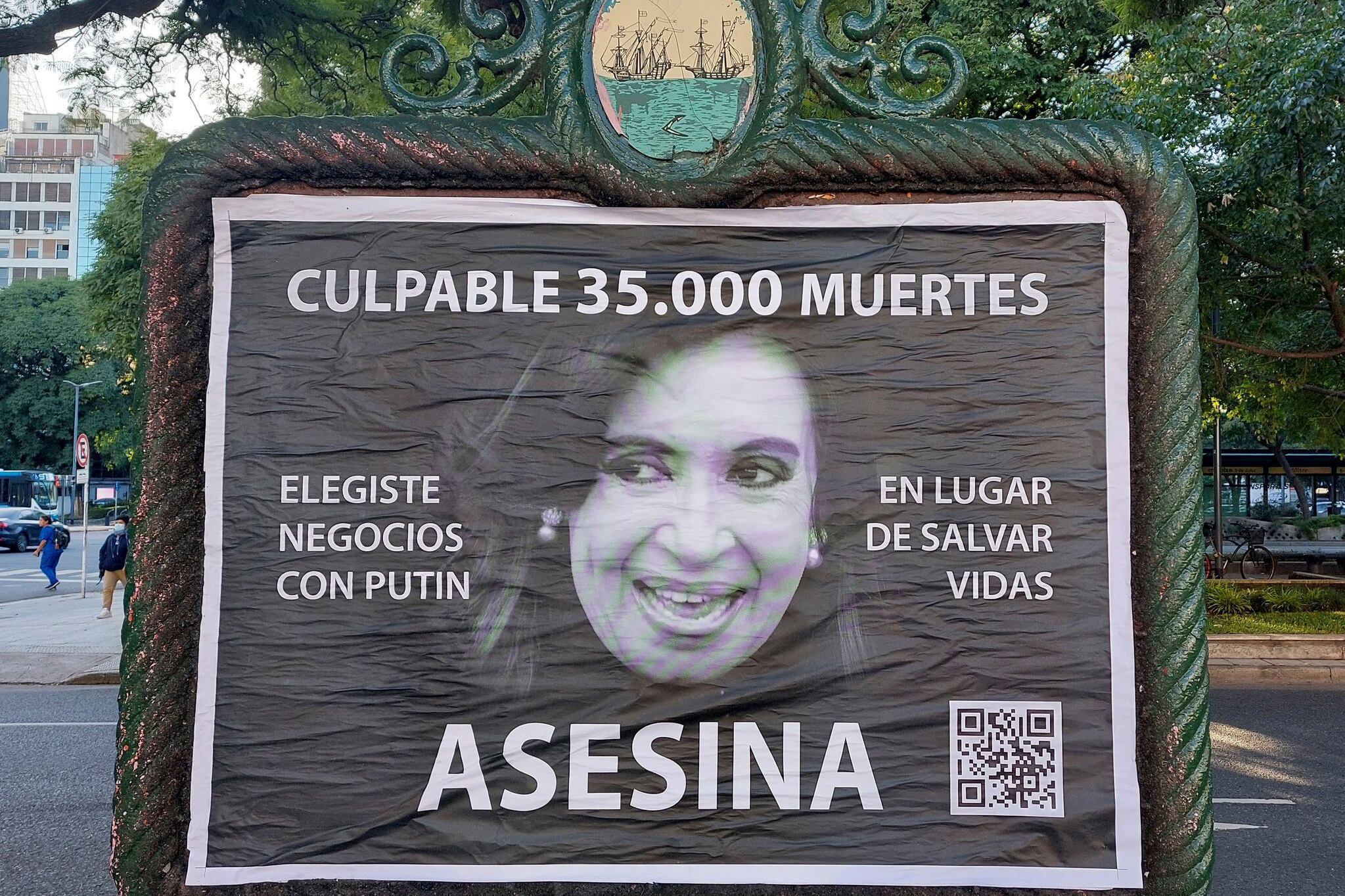 El afiche que trataba de "asesina" a la expresidenta.