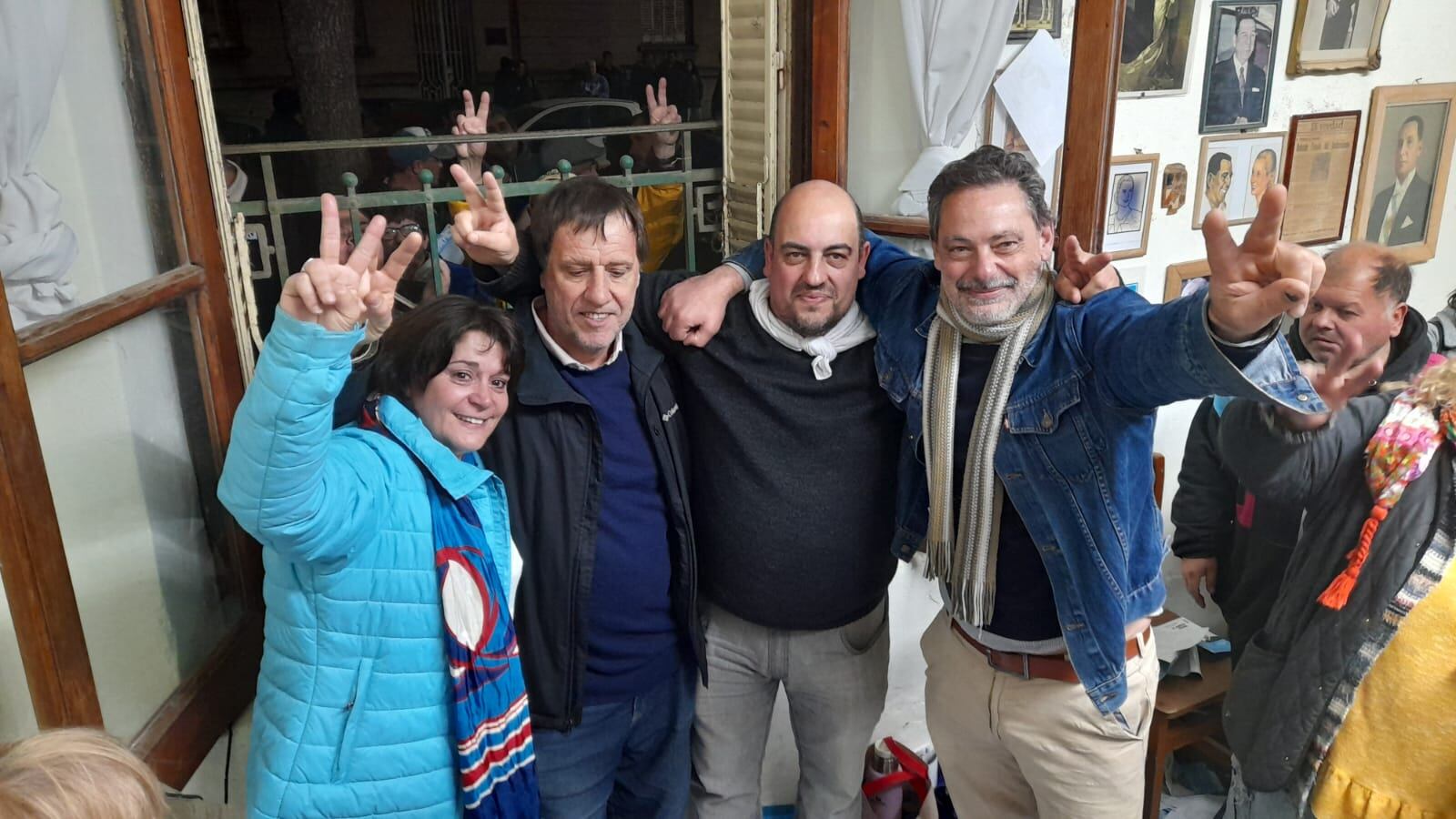 Juan Pedro Erreguerena junto a candidatos de Fuerza Patria en Ayacucho.
