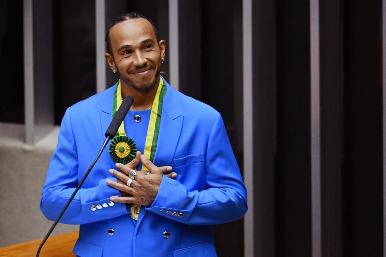 El británico Lewis Hamilton, condecorado en Brasil.