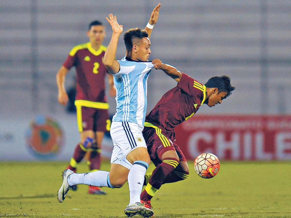 El volante Luis Ruiz toma de la camiseta al delantero Lautaro Martínez.