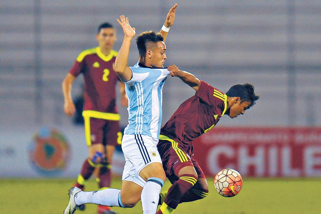 El volante Luis Ruiz toma de la camiseta al delantero Lautaro Martínez.
