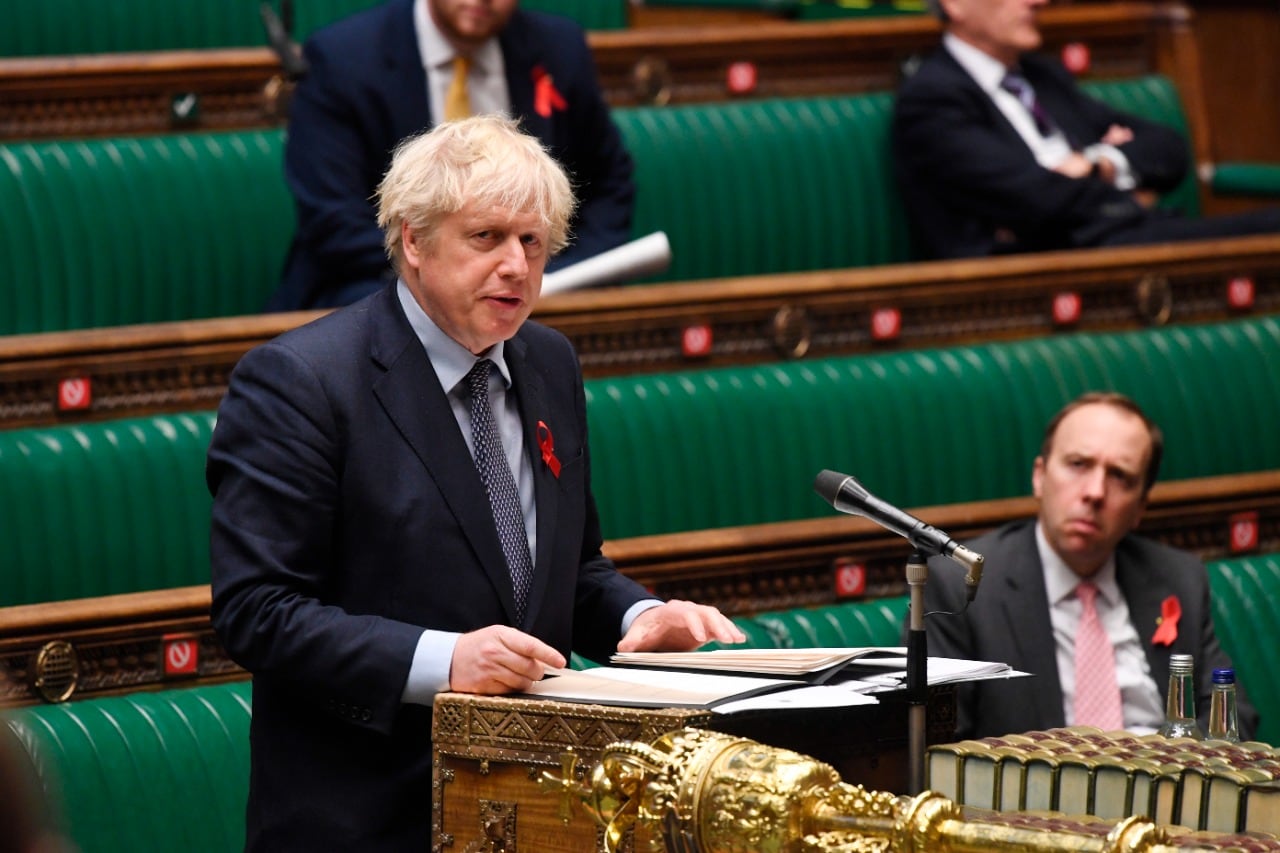 Boris Johnson debio soportar una rebelión de su tropa en el Parlamento.