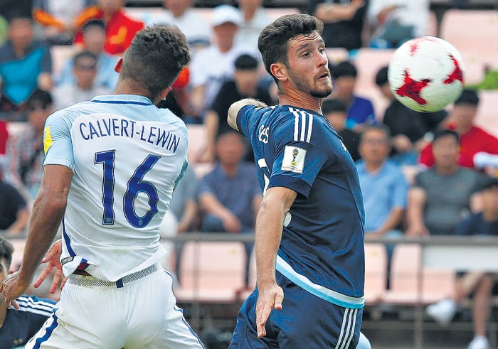 Santiago Ascacíbar para de pecho la pelota en el partido del sábado ante Inglaterra.