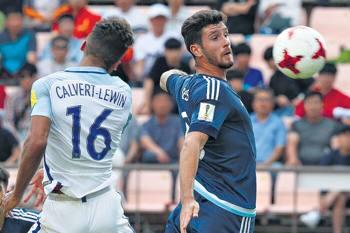 Santiago Ascacíbar para de pecho la pelota en el partido del sábado ante Inglaterra.