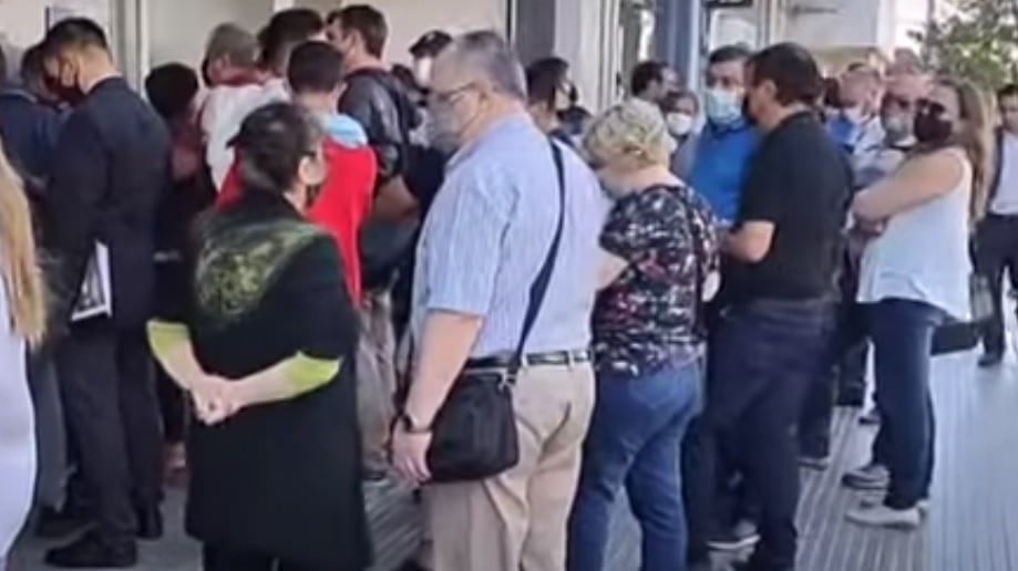 Protesta en la puerta de la financiera RT.