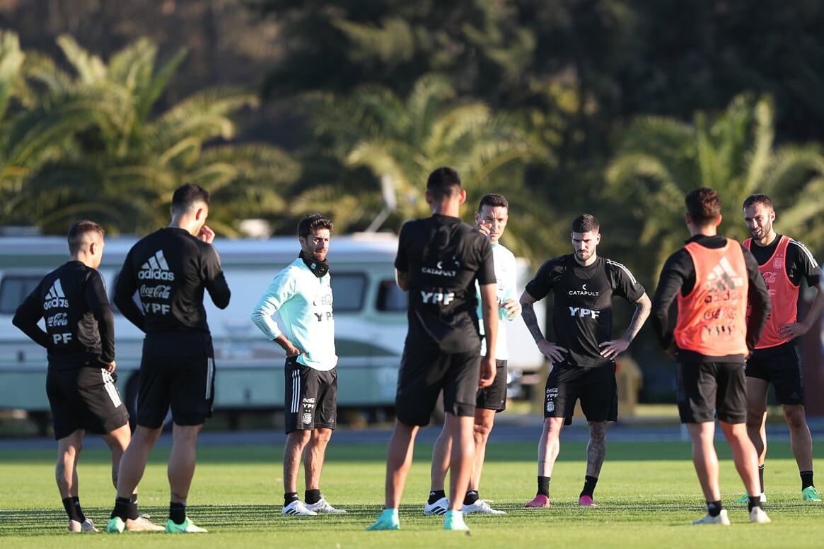 Scaloni y cuerpo técnico, al mando de la práctica