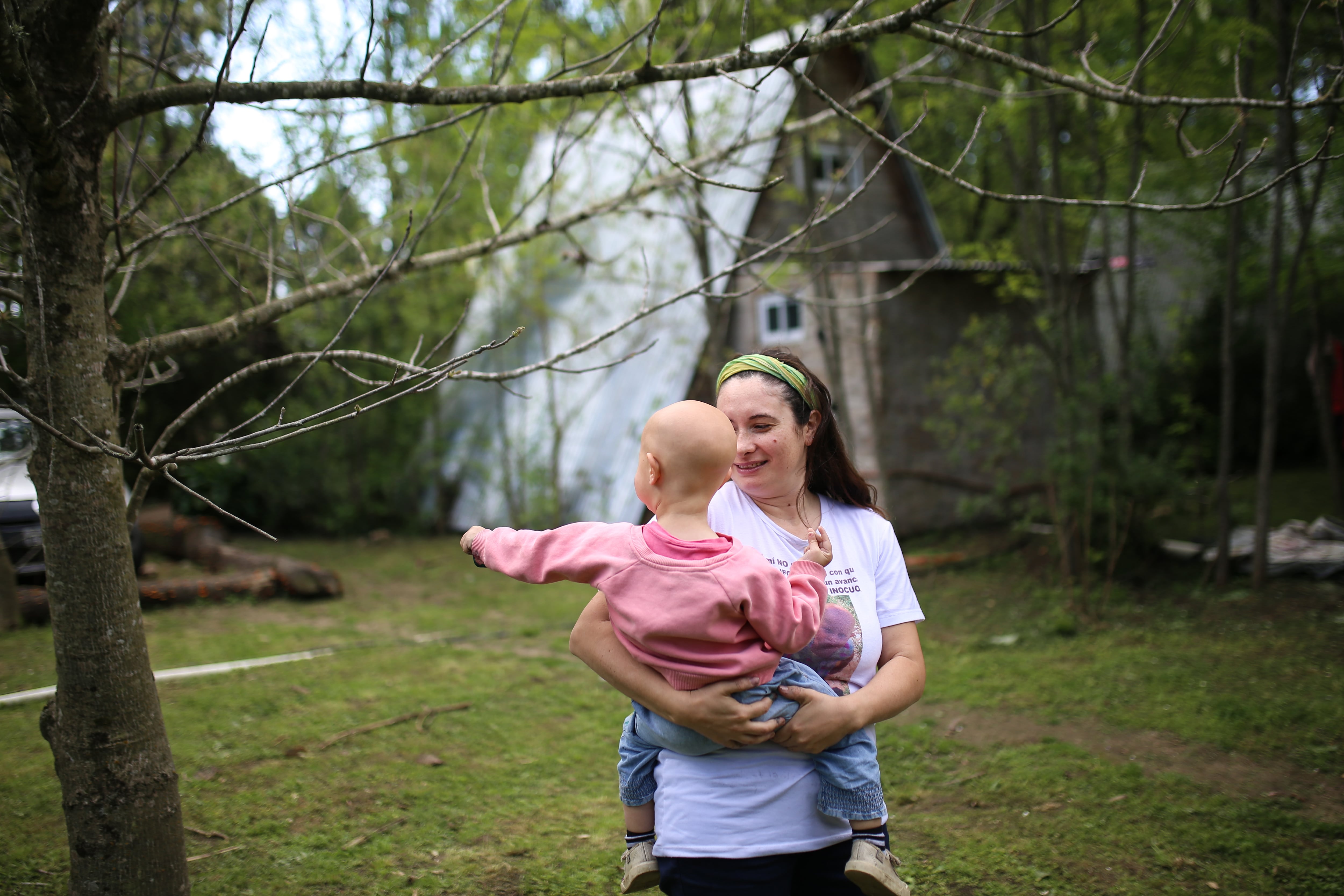 Verónica Garri y su hija Corina, la alopecia de la niña es producto de la intoxicación por las fumigaciones.