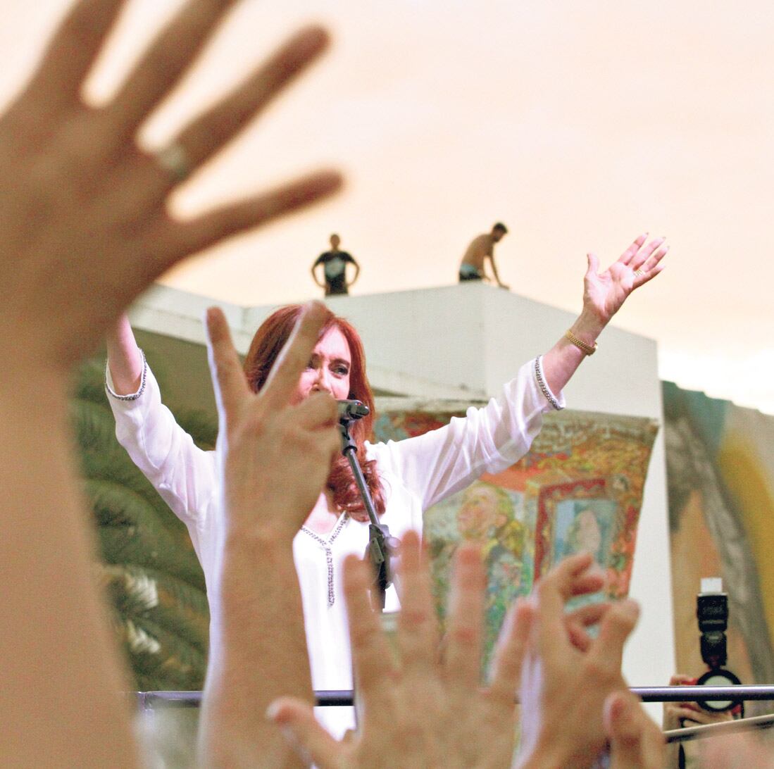 La ex presidenta Cristina Kirchner saludó a las columnas de militantes que se apostaron sobre avenida Calchaquí.