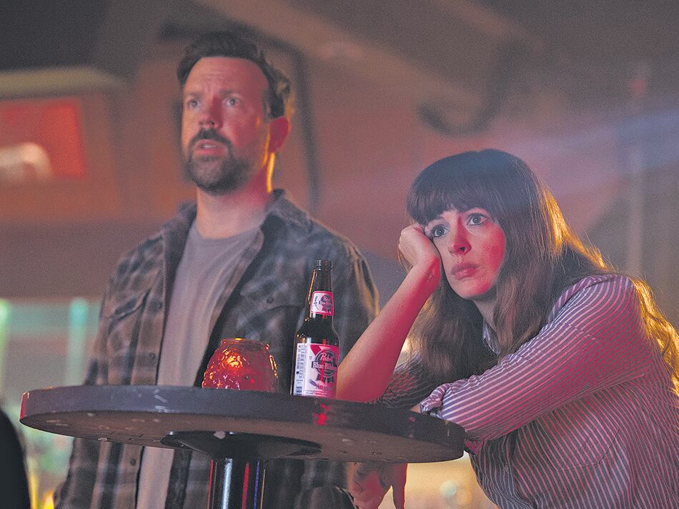 Jason Sudeikis y Anne Hathaway en Colossal
