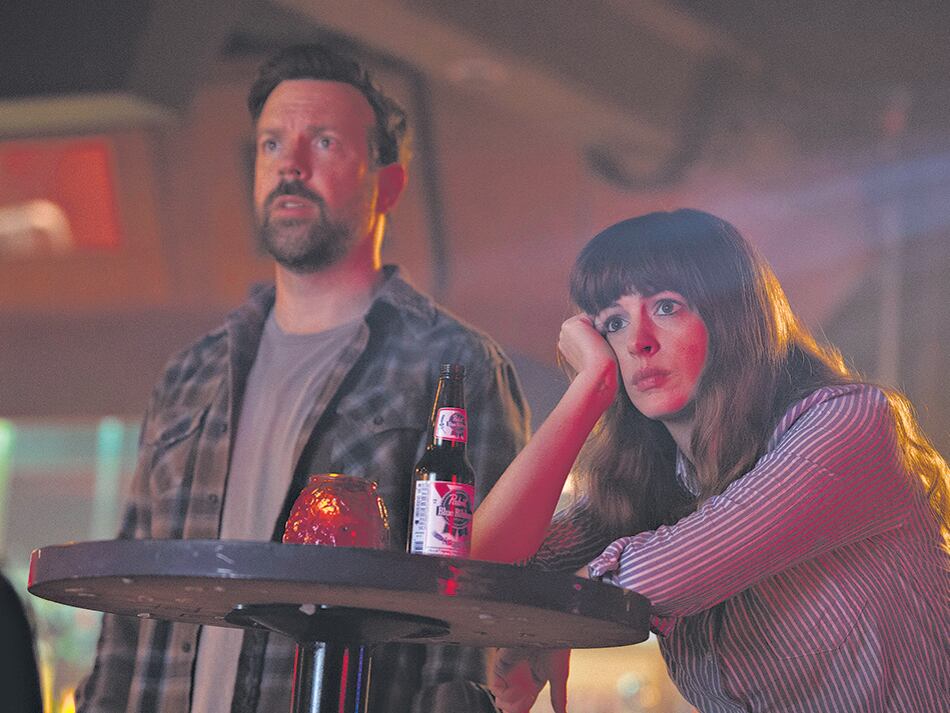 Jason Sudeikis y Anne Hathaway en Colossal