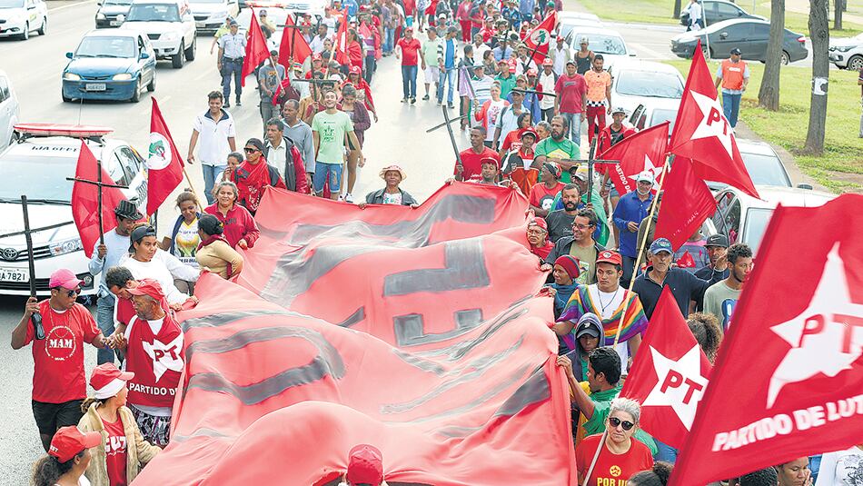 Partidarios de Lula protestan contra la pena de prisión del ex mandatario.