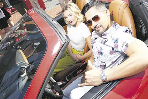 Magnum es ahora Jay Hernandez, mientras que Higgins ya no es un ex militar sino una ex agente británica.