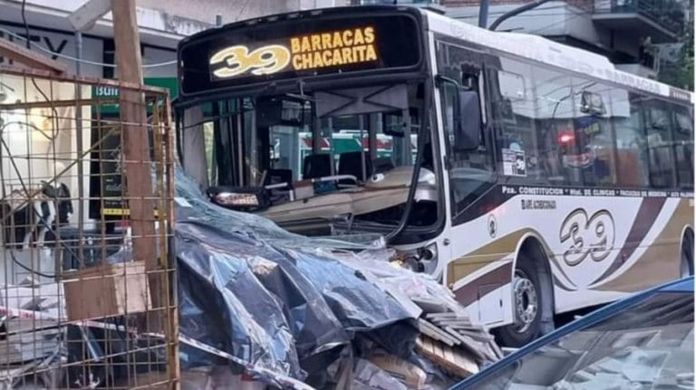 Hubo 14 heridos. Los pasajeros dijeron que iba mirando el celular mientras manejaba.   