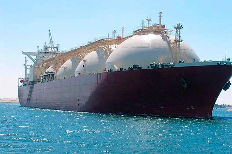 El gas se transporta en buque, previo proceso de licuefacción.