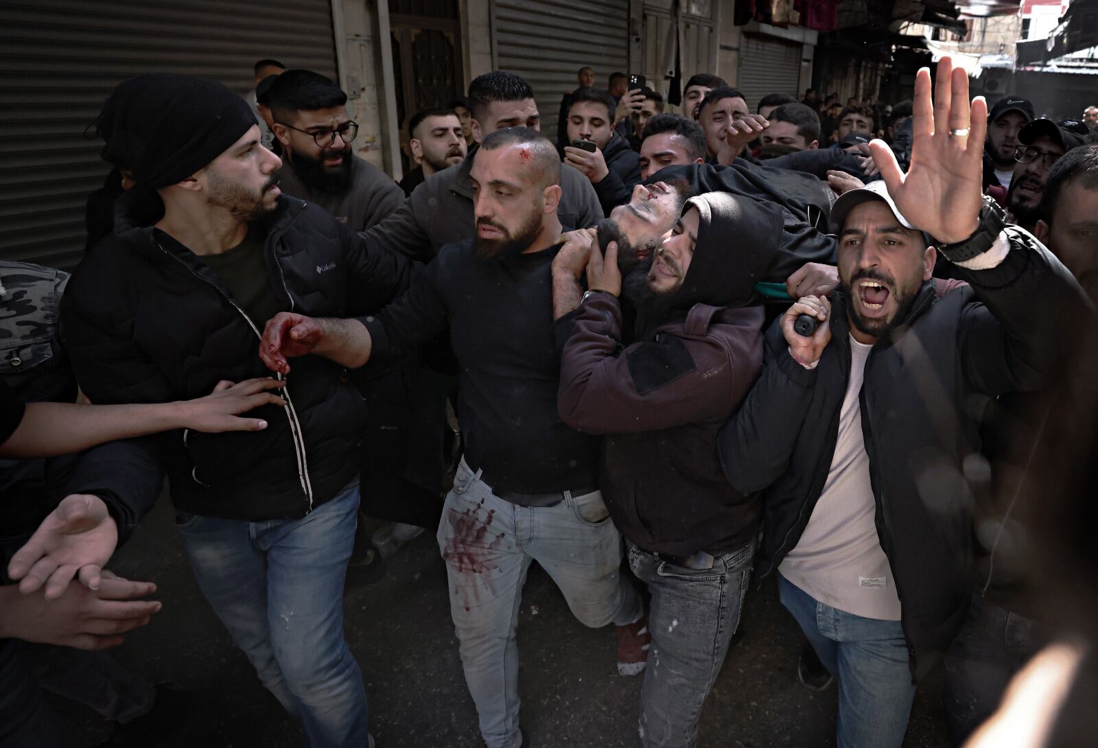 Palestinos en Naplusa cargan con el cuerpo de un hombre muerto durante el operativo israelí.