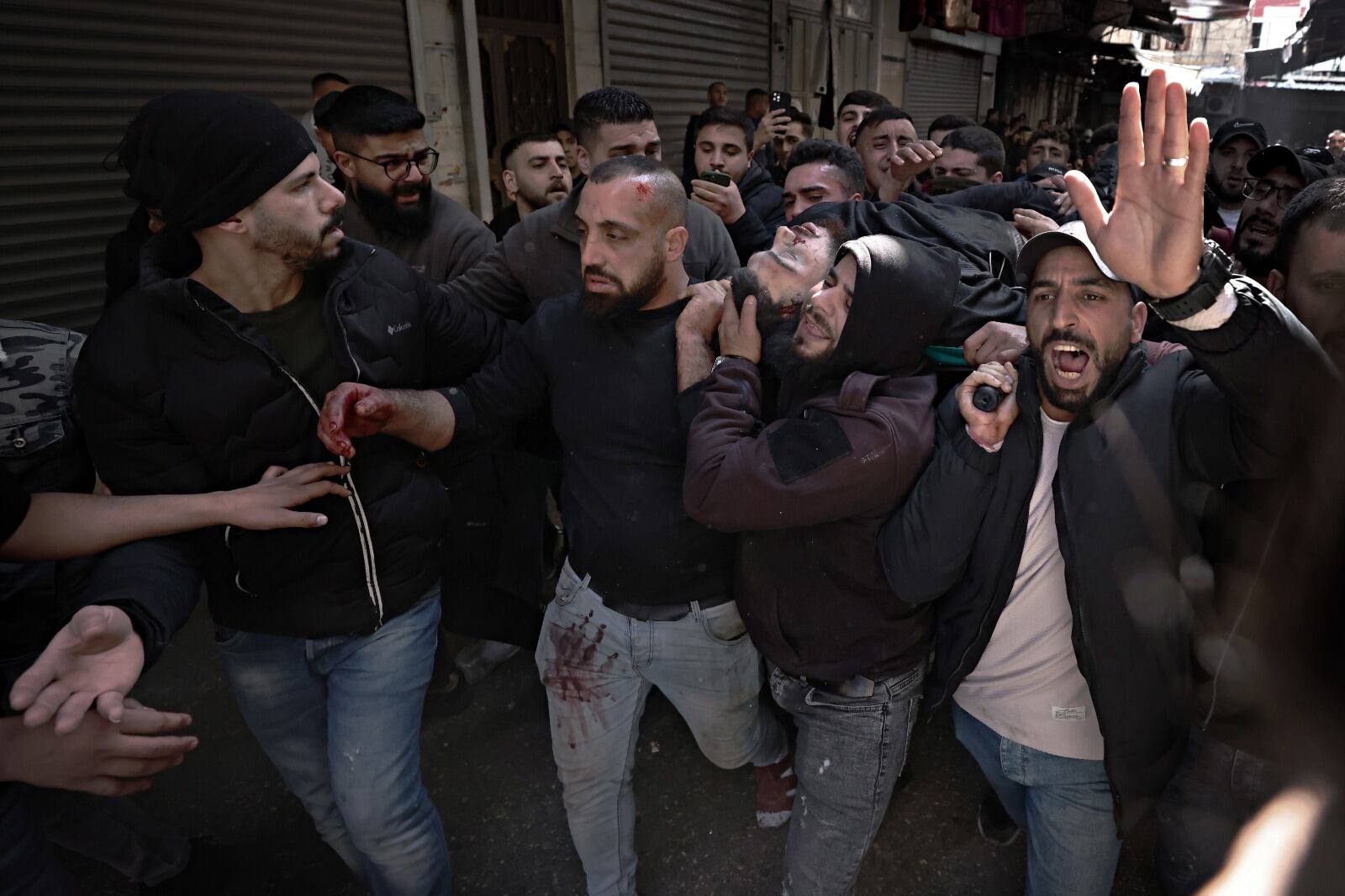 Palestinos en Naplusa cargan con el cuerpo de un hombre muerto durante el operativo israelí.