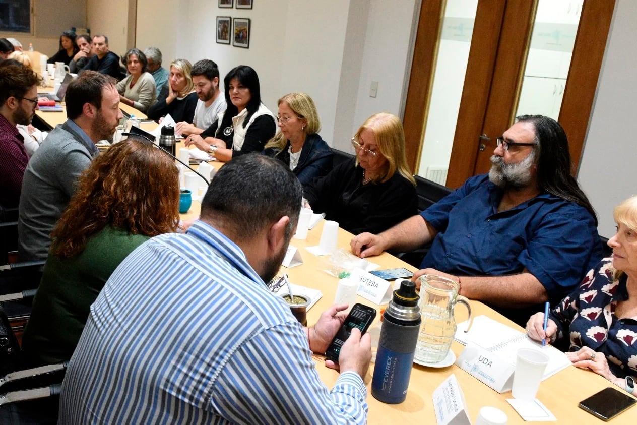 Docentes y trabajadores estatales discuten su paritaria. 