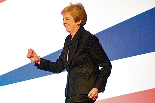 Theresa May subió al escenario en Birmingham al ritmo de “Dancing Queen”.