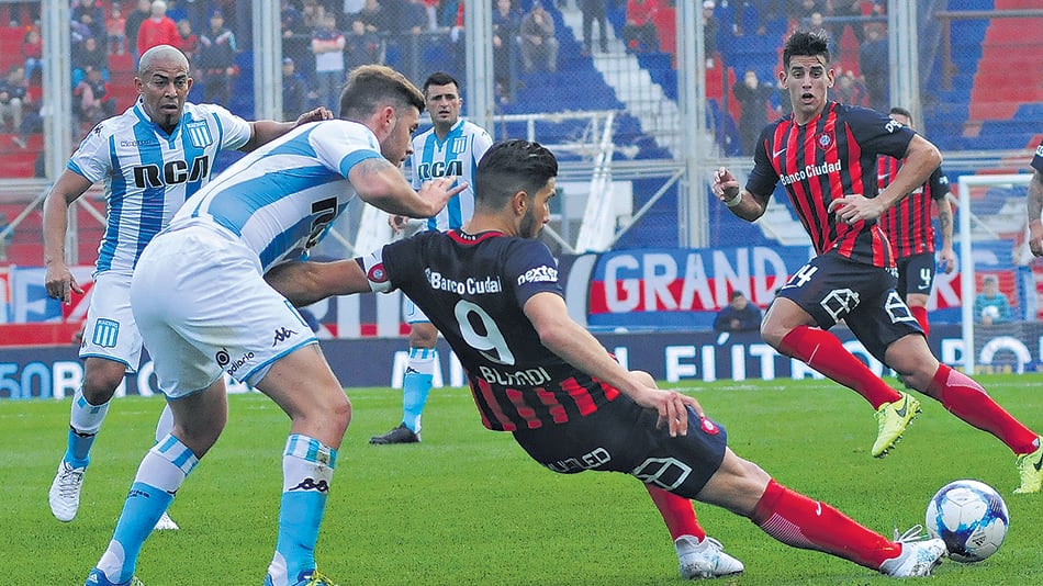 Barbieri lucha con Blandi por la pelota, en un enjambre que espera la resolución de la jugada.