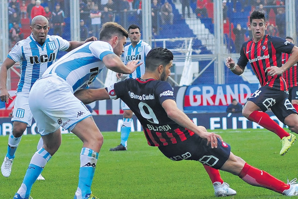 Barbieri lucha con Blandi por la pelota, en un enjambre que espera la resolución de la jugada.