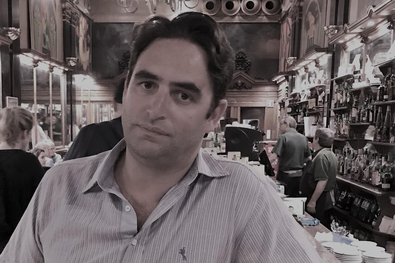 Axat es poeta y abogado. Trabaja en el Ministerio Público Fiscal como titular de la Dirección de Acceso a la Justicia.