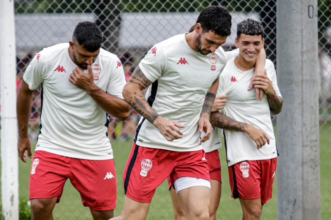 Fabio Pereyra al frente. El central, garantía en el juego aéreo del Globo.