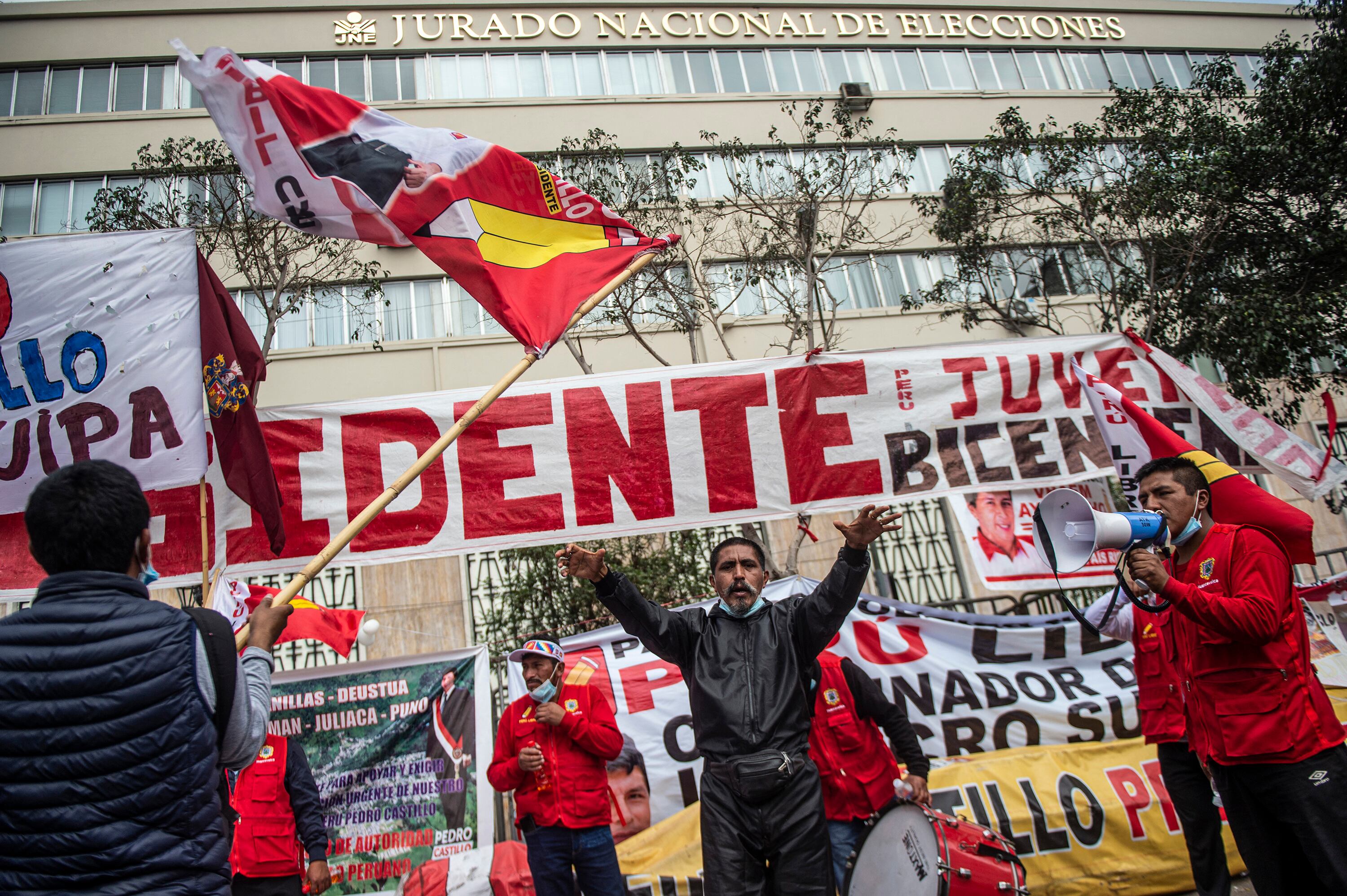 Simpatizantes de Castillo se manifiestan frente al edificio del Jurado Nacional Electoral en Lima. Foto2: Acampe campesino frente al edificio del JNE. (AFP)