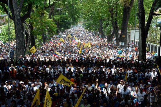 La marcha opositora fue masiva en el este caraqueño. La policía les impidió llegar al centro, donde se concentró el chavismo.