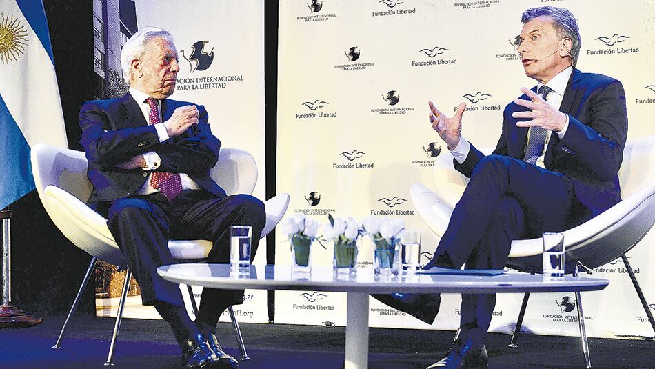 Mauricio Macri junto al peruano Mario Vargas Llosa.