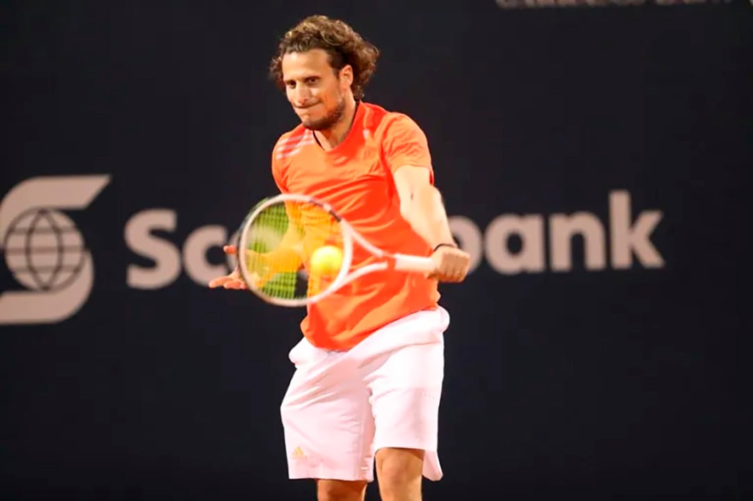 Diego Forlán viene jugando con la raqueta a nivel senior. Ahora lo hará como profesional