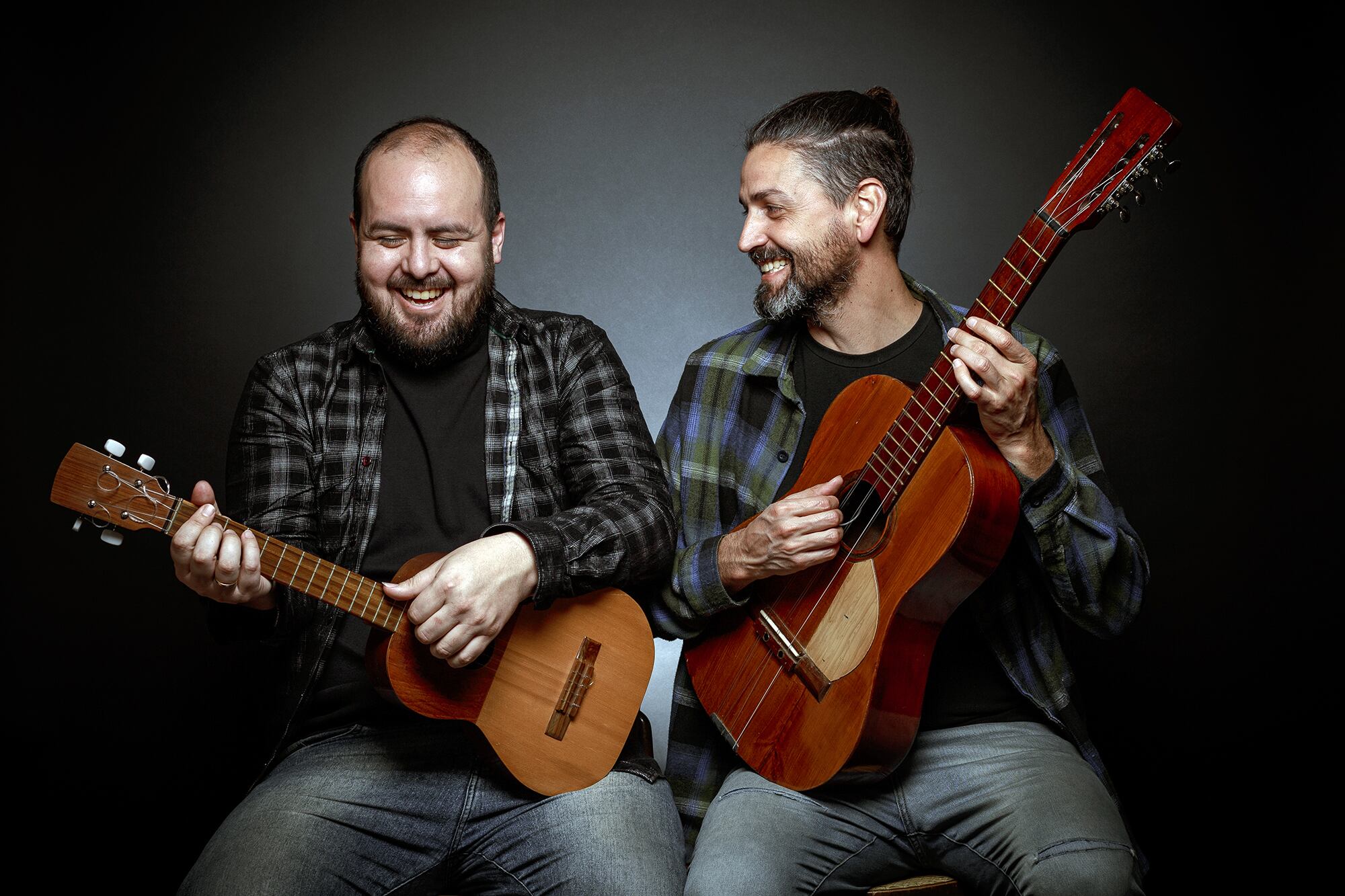 Santucho y Venegas, guitarristas y cantantes.