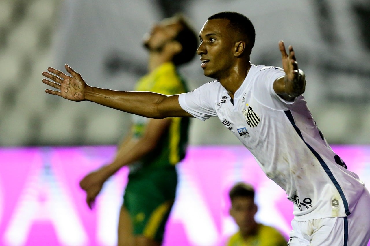 Lucas Braga, figura del Santos en la noche que dejó a Defensa sin octavos de final.