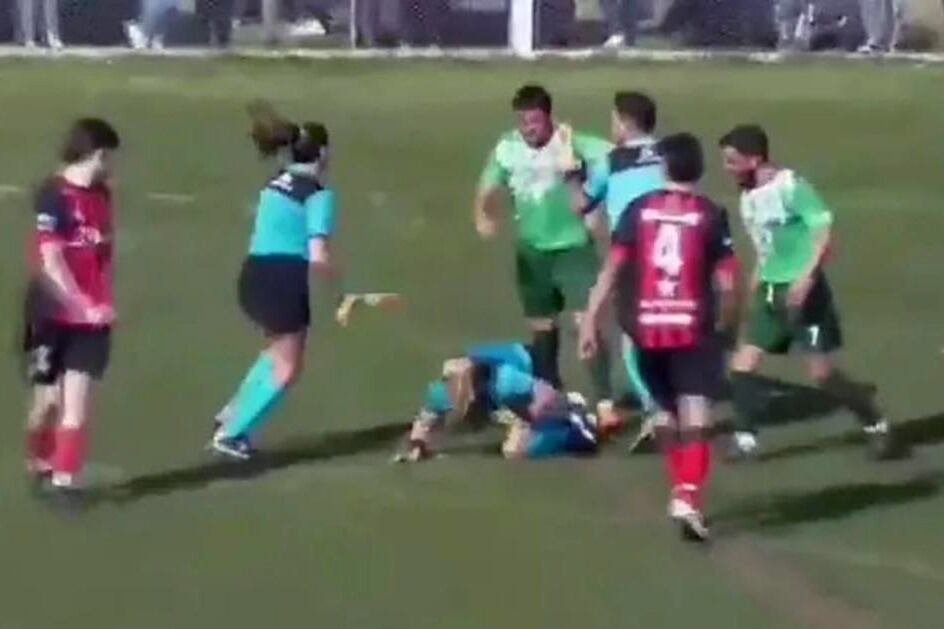 La árbitra ya está en el piso luego del cobarde golpe de Tirone