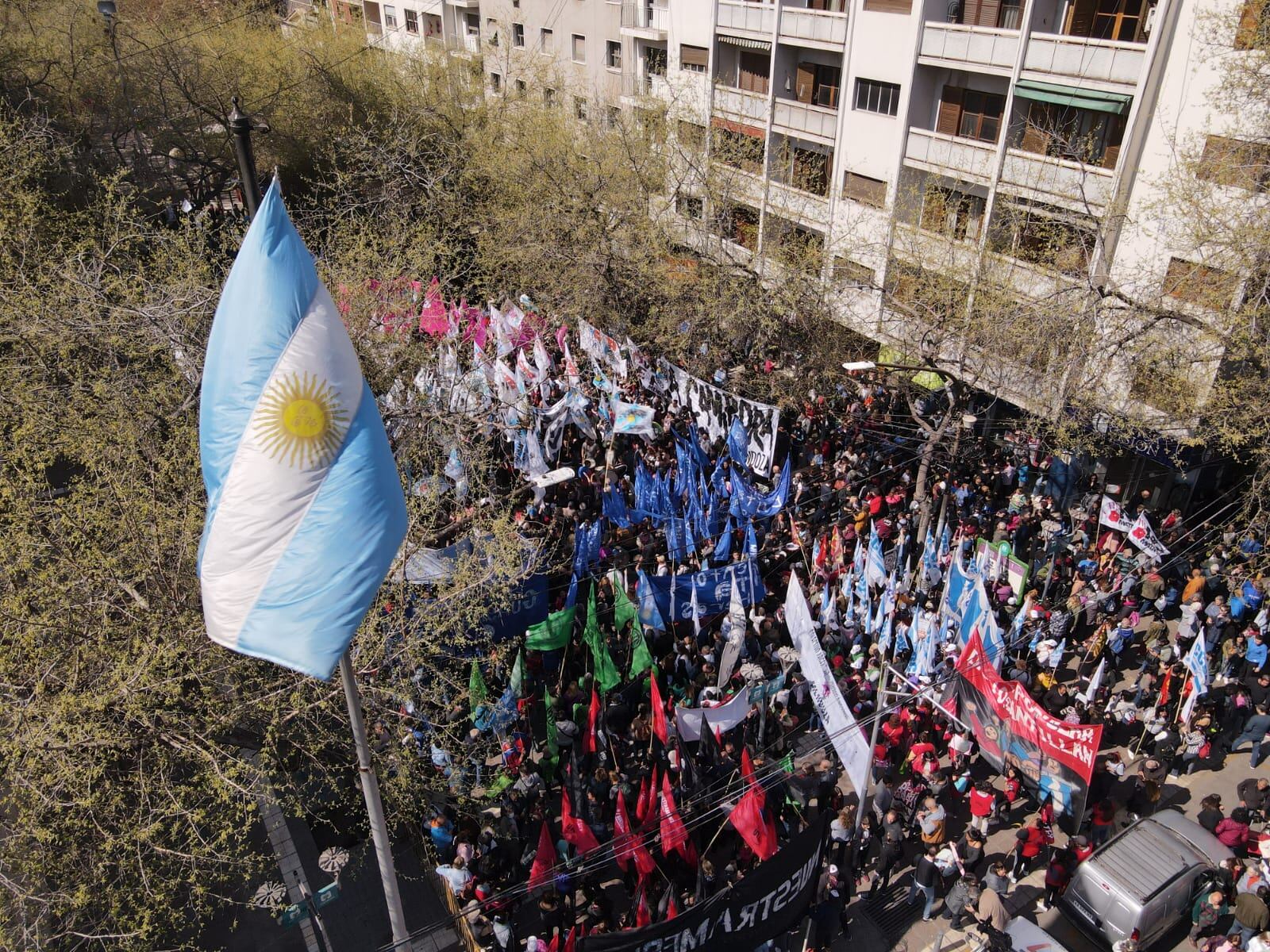 Los gremios mendocinos nucleados en Asociación Trabajadores del Estado (ATE) convocaron por la noche a una marcha para repudiar el intento de magnicidio. 