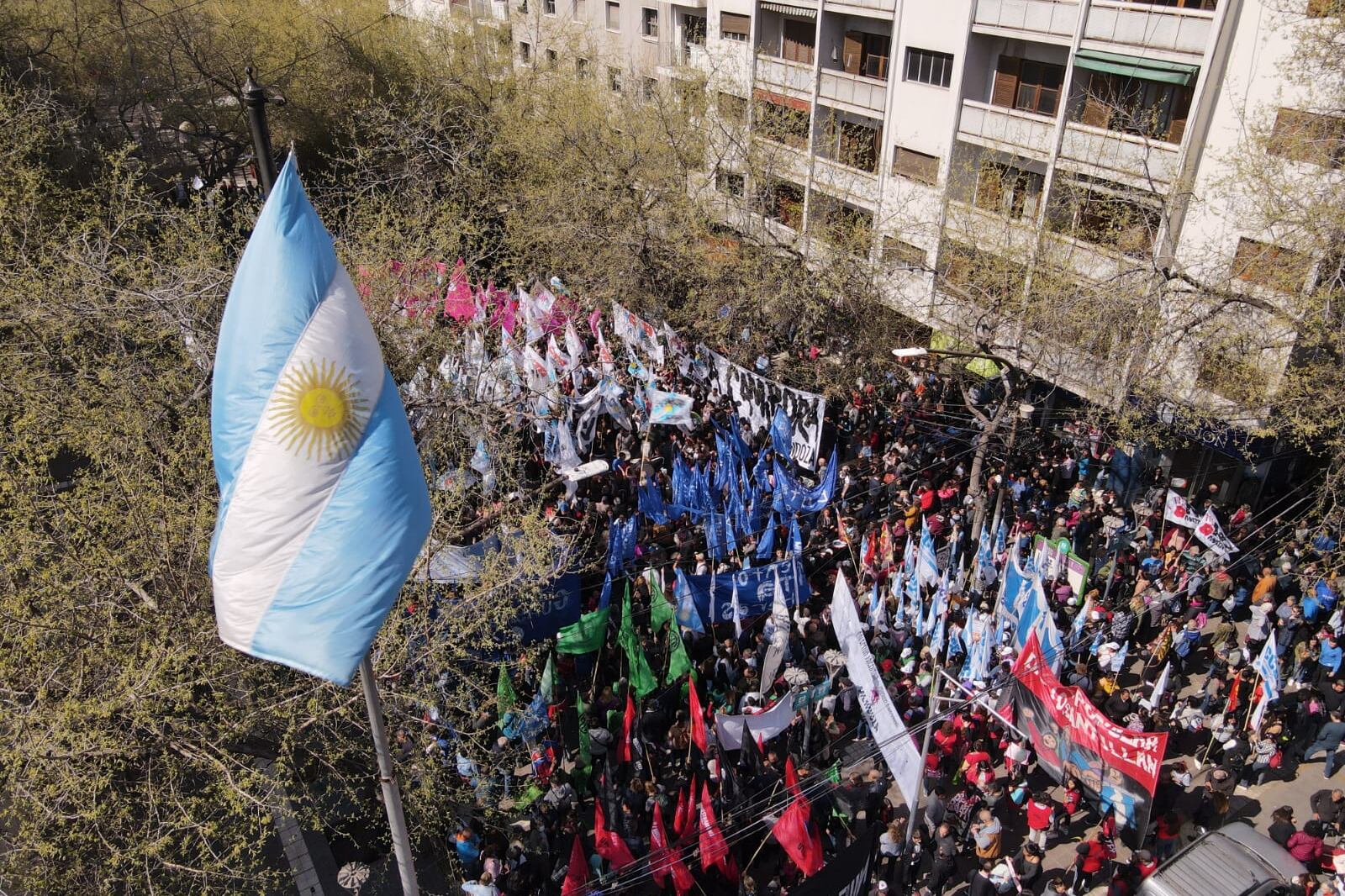 Los gremios mendocinos nucleados en Asociación Trabajadores del Estado (ATE) convocaron por la noche a una marcha para repudiar el intento de magnicidio.