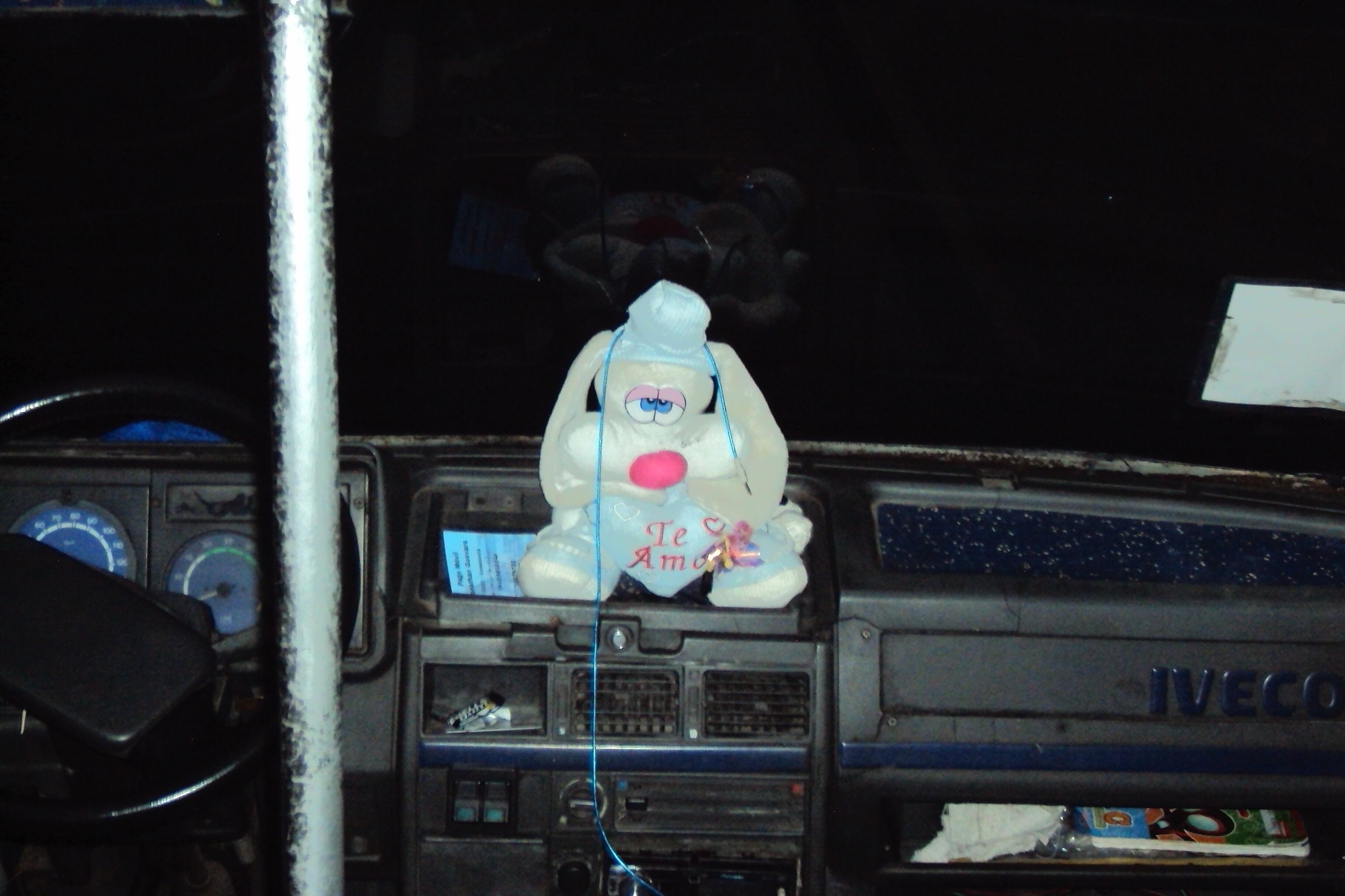 En la portada usaron una foto explotada de flash que tomaron en una camioneta random. "Queríamos usar ese símbolo", dicen