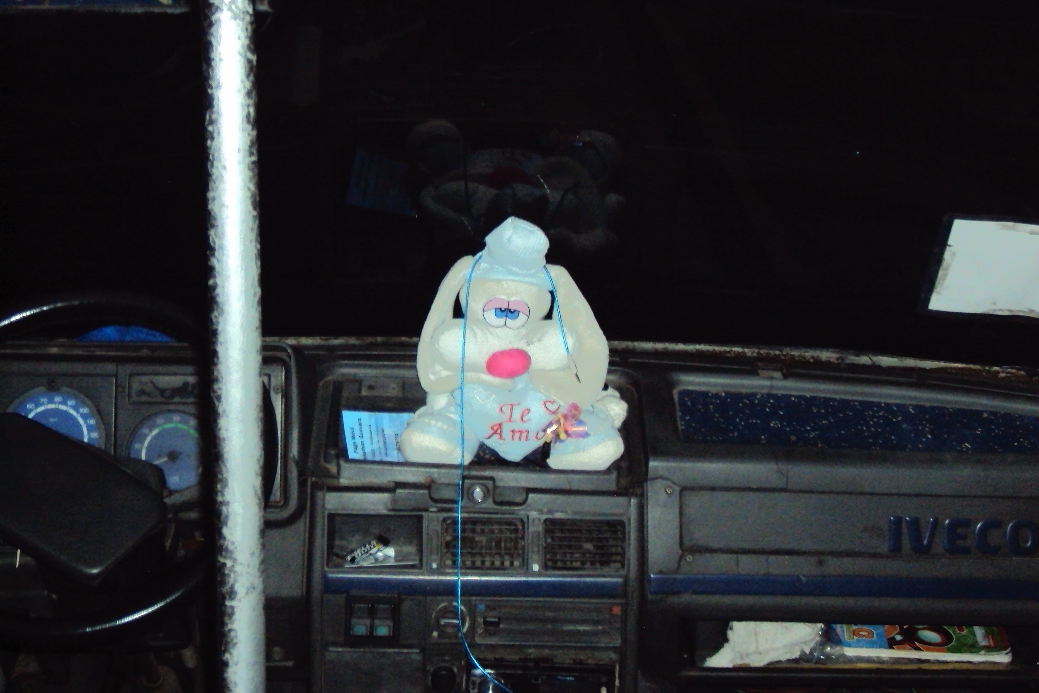 En la portada usaron una foto explotada de flash que tomaron en una camioneta random. "Queríamos usar ese símbolo", dicen