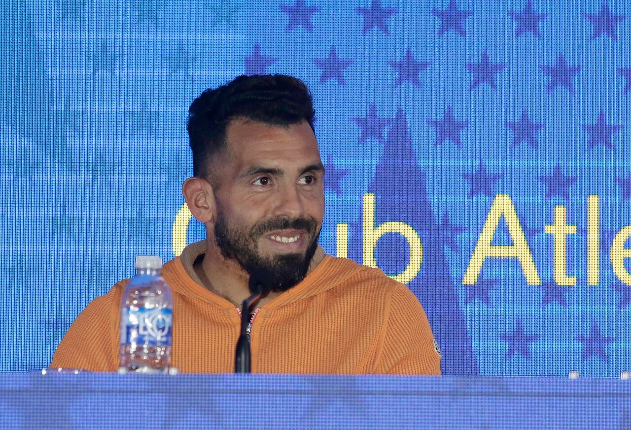 Tevez durante la conferencia en el club