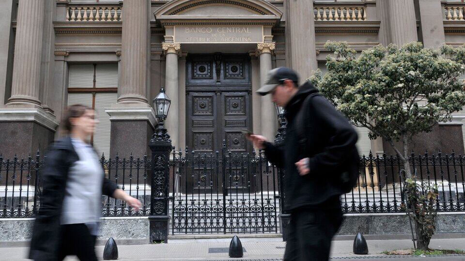 El objetivo es seguir bajando el stock real de pesos en el sistema