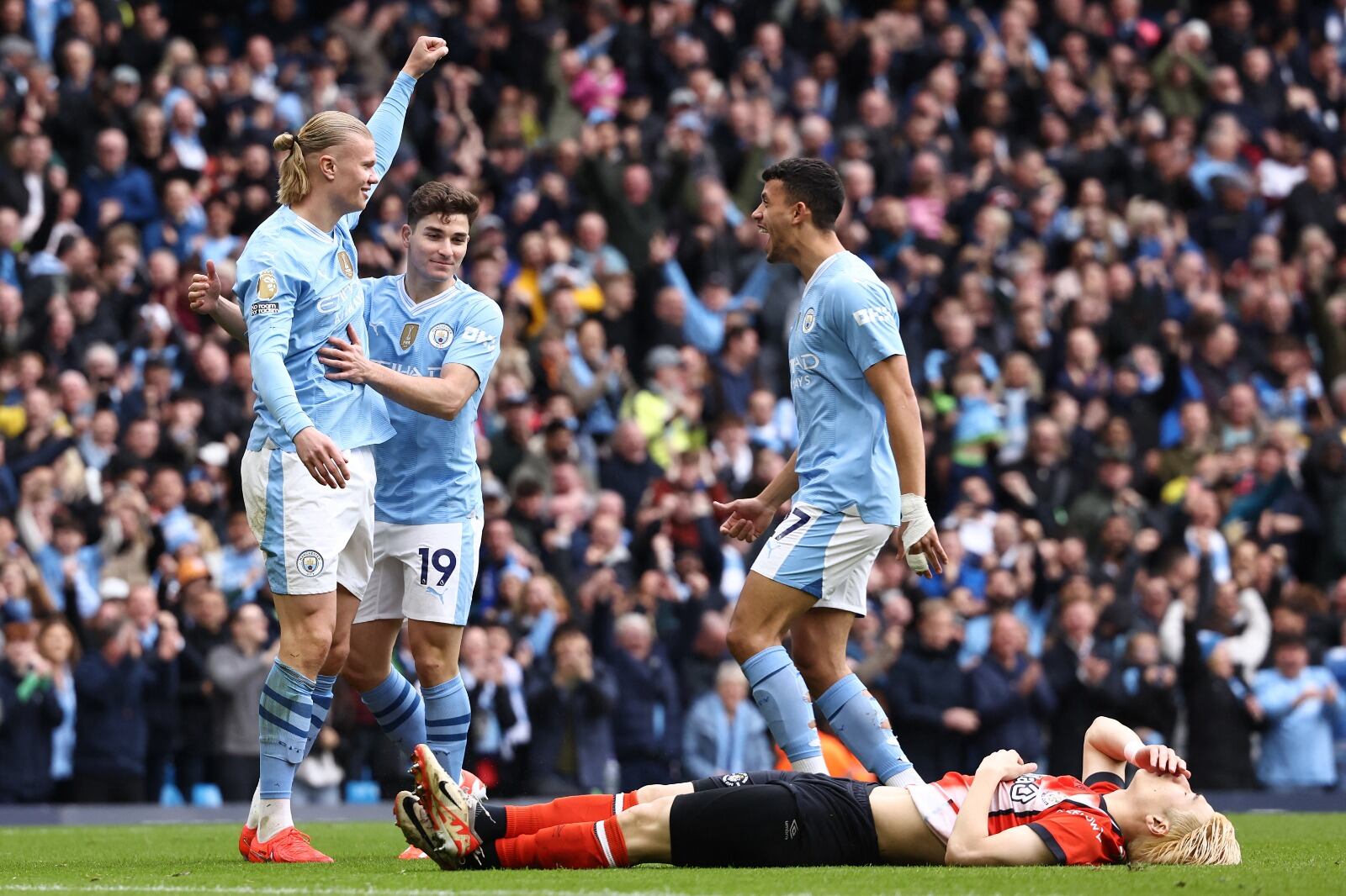 Erling Haaland festeja el tercero del City.
