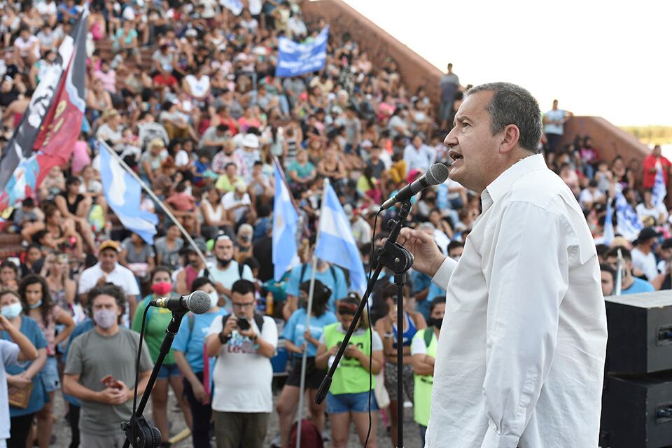 Del Frade frente a la gente en las escalinatas del parque España.