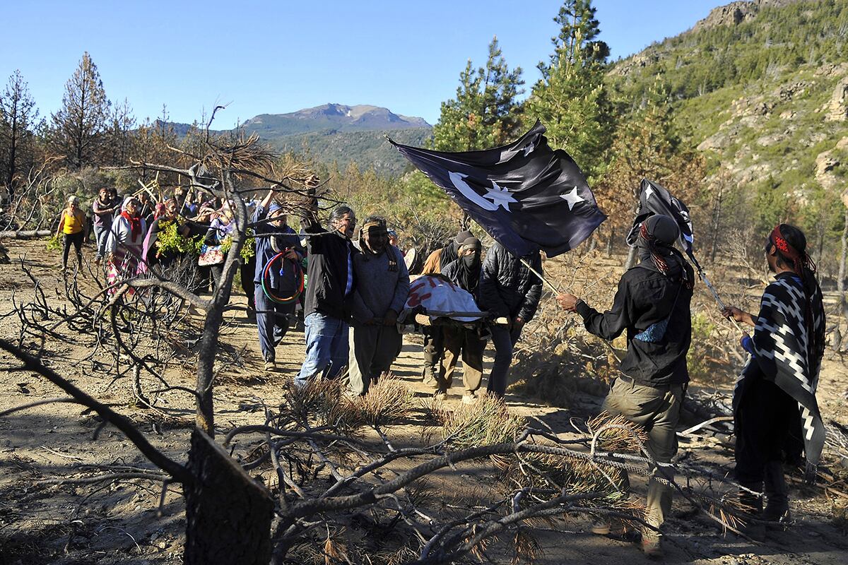 El cuerpo de Elías Garay fue retirado ayer a pulso por su madre y su hermano tras una tradicional ceremonia mapuche.