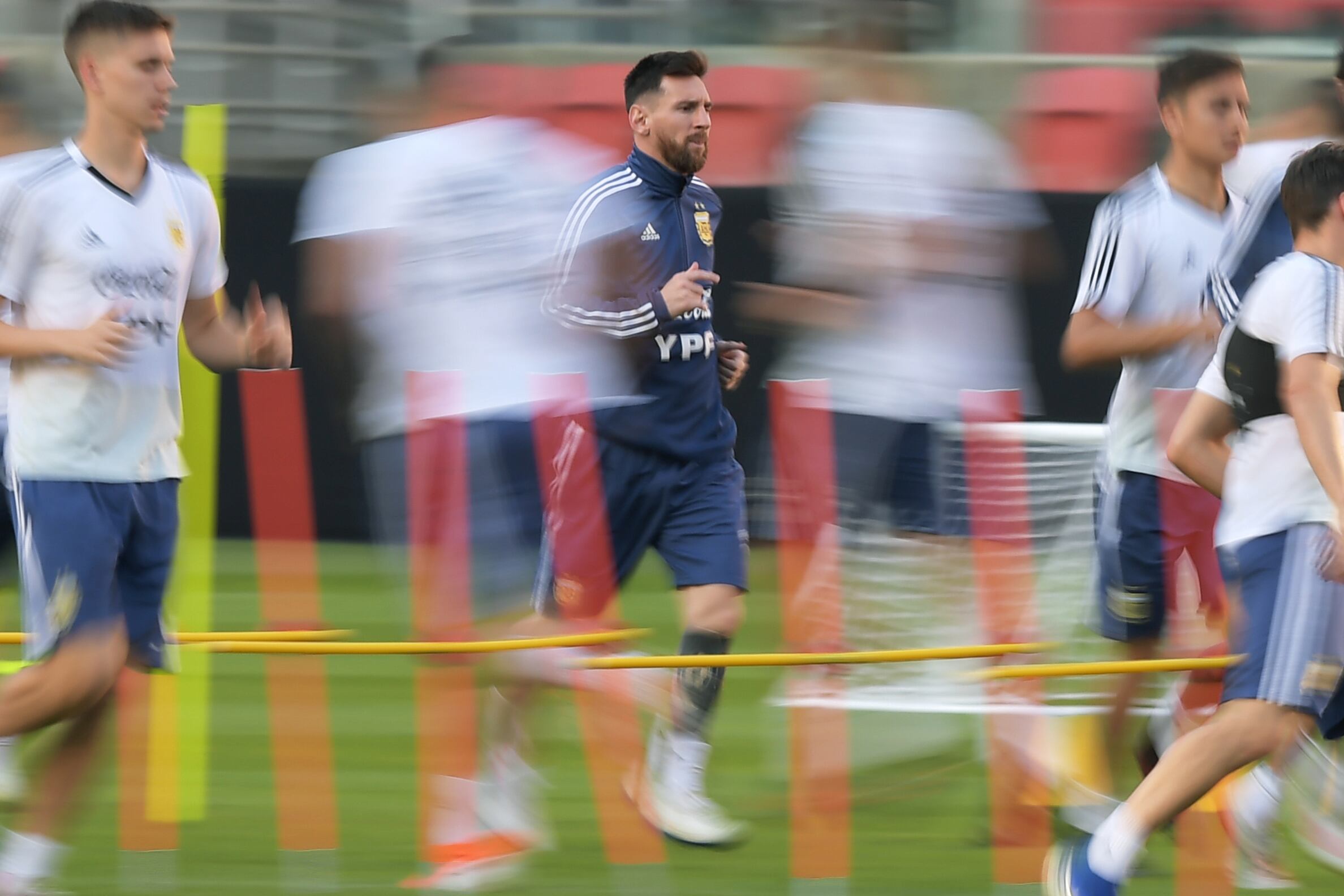 Messi marcó el único gol de Argentina en la Copa, de penal.