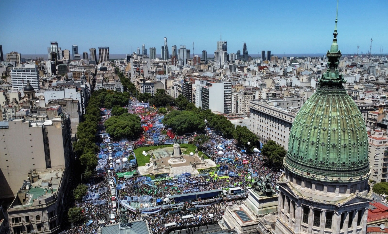 Una multitud se reunió frente al Congreso de la Nación.