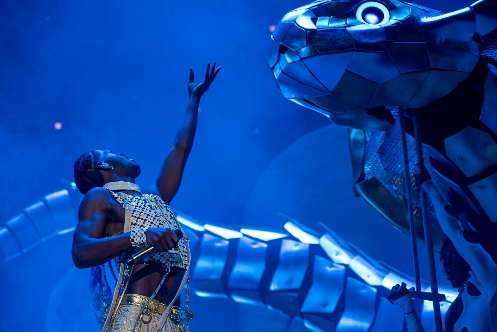 Lil Nas X subió un minotauro y una cobra al escenario, pero también le llegó con su embrujo de rap queer pop a lxs mostritxs de abajo