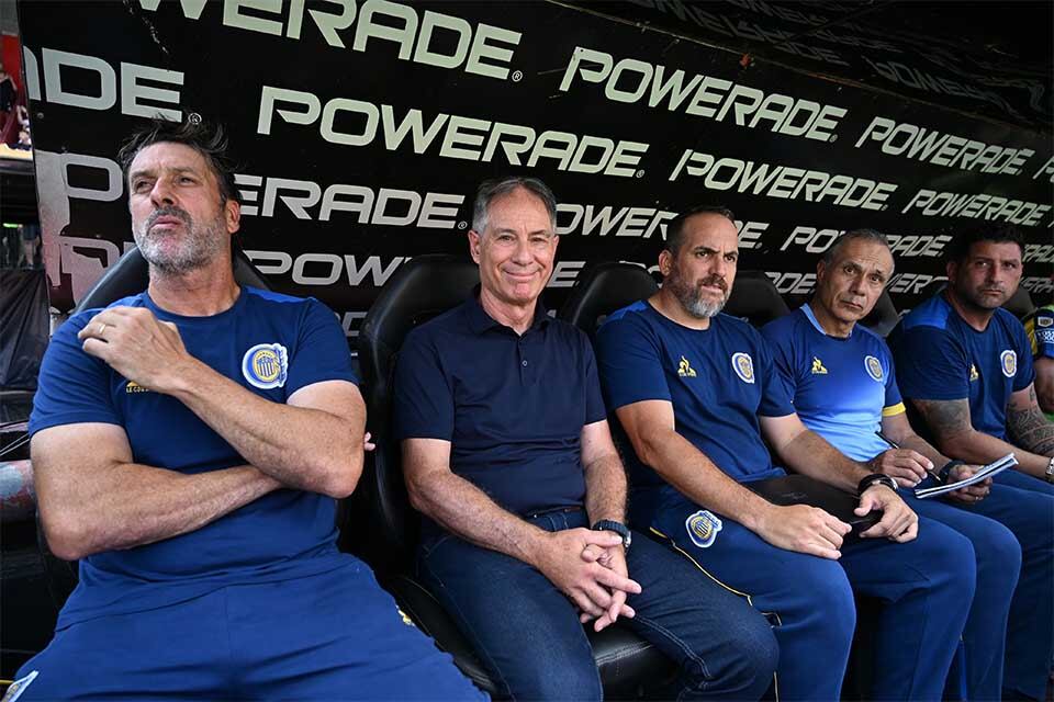 Holan y su cuerpo ténico.