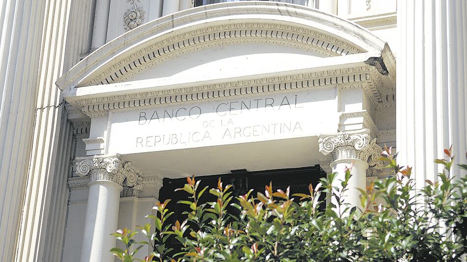 La debilidad financiera inspira desconfianza y aumenta la demanda de dólares.