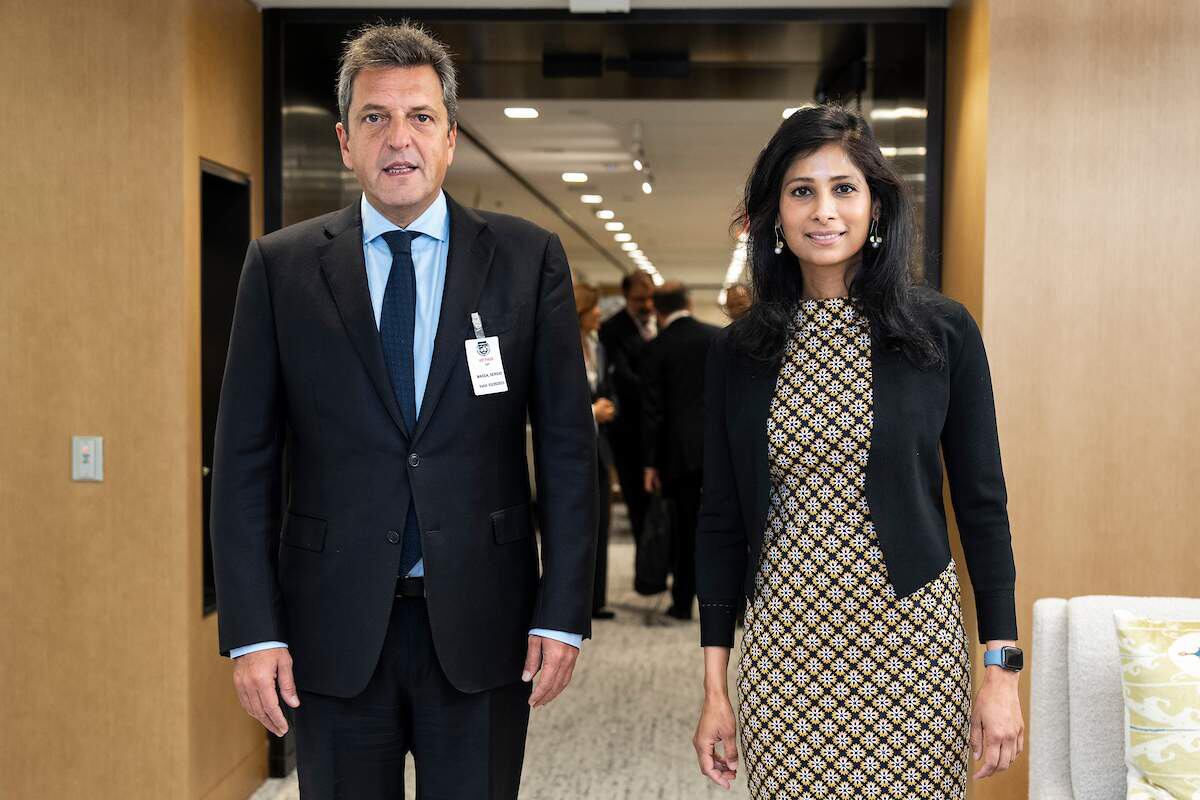 El ministro de Economía, Sergio Massa, con la número dos del FMI, Gita Gonipath, en la última reunión en Washington, Estados Unidos.