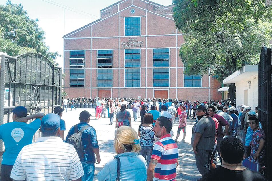 La venta fue anunciada horas antes de la represión policial a estatales.