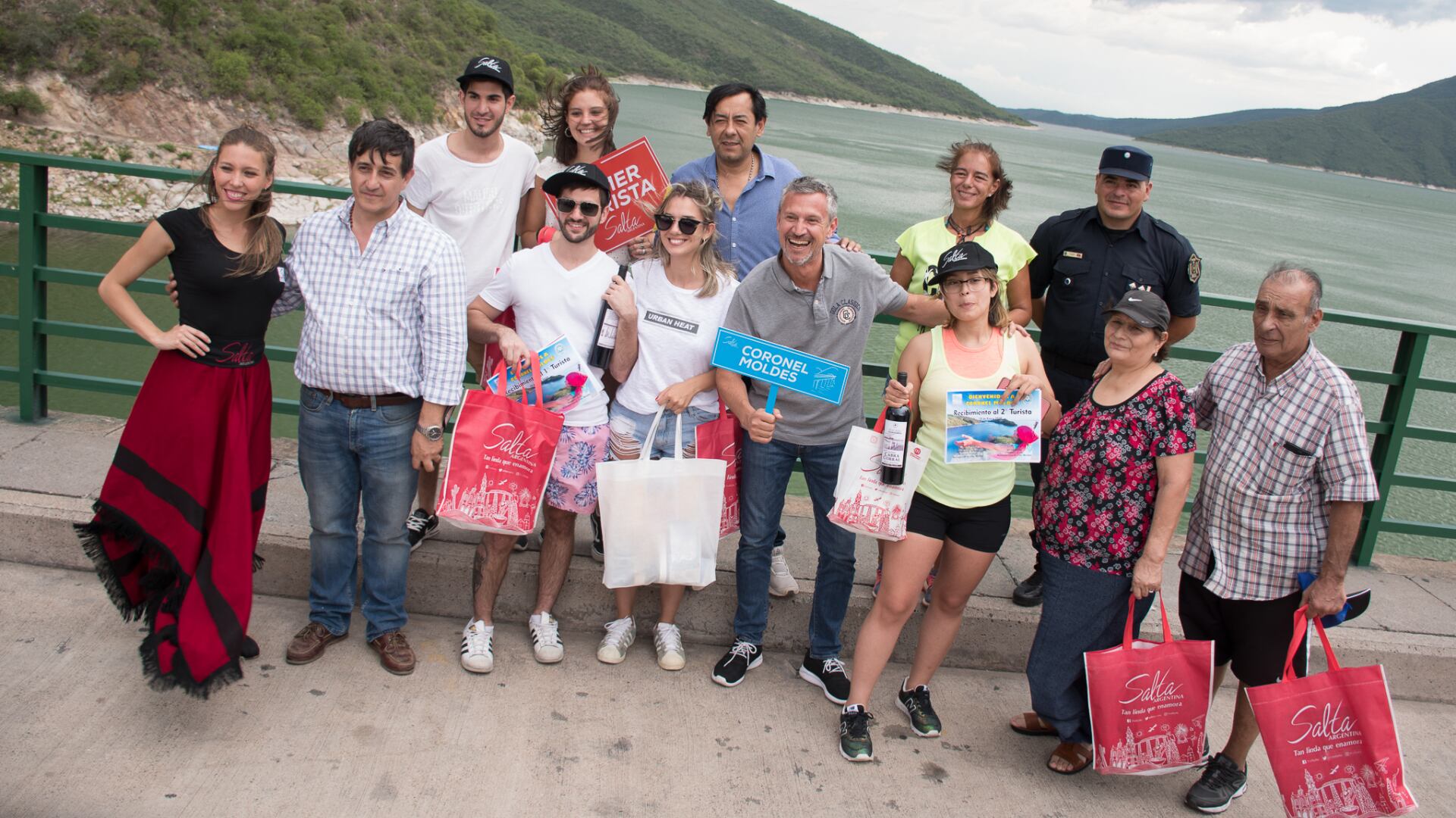 Primeros turistas en el dique Cabra Corral
